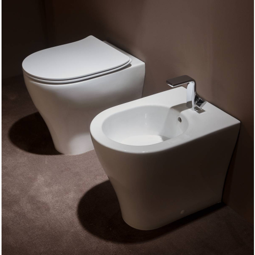 Sanitari App filomuro senza brida cm. 52x36 con sedile softclose avvolgente di Ceramica Flaminia