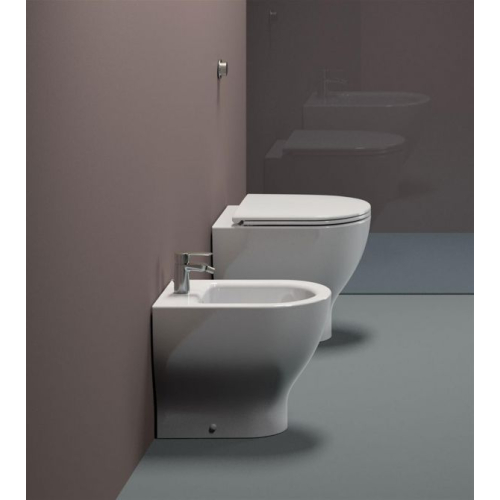 Sanitari City Pro mini filomuro salvaspazio cm 48 con sedile a chiusura tradizionale di Ceramica GSI