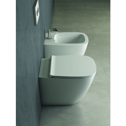 Sanitari Genesis filomuro scarico traslato senza brida cm. 55x36 con sedile sottile standard di Ceramica Globo