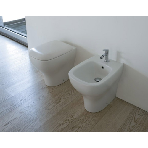 Sanitari a terra filomuro monoblocco Genesis con copriwc frizionato di Ceramica Globo