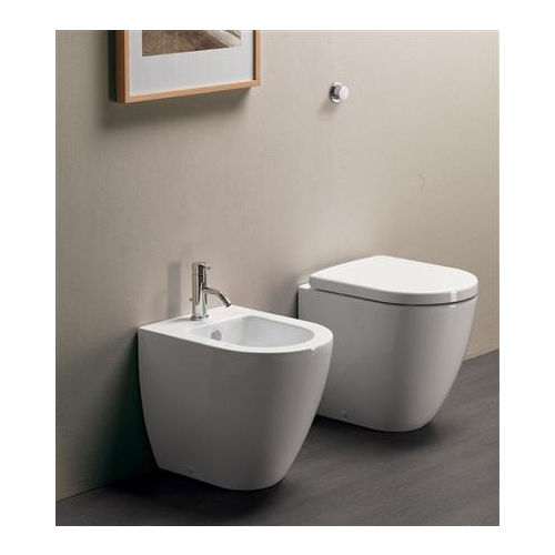 Sanitari Pura filomuro con sedile softclose di Ceramica GSI