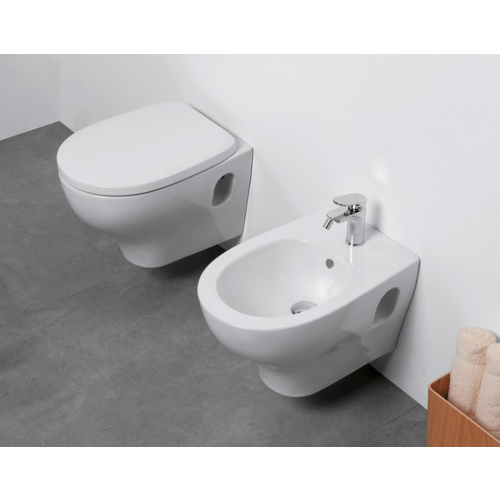 Sanitari Pratica sospesi con sedile softclose di Ceramica Azzurra