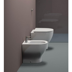 Sanitari City Pro mini filomuro salvaspazio cm 48 con sedile a chiusura tradizionale di Ceramica GSI