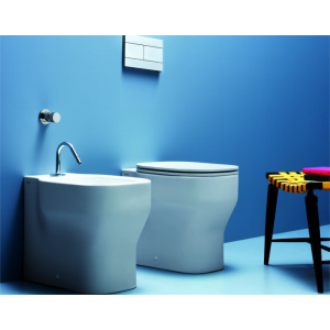 Sanitari a terra filomuro monoblocco Glaze con copriwater frizionato di Ceramica Azzurra