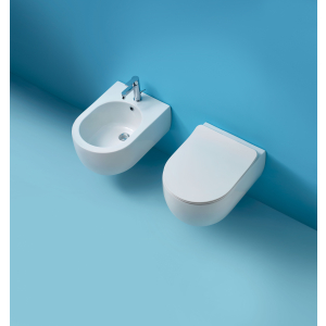 Sanitari Flo mini sospesi salvaspazio cm. 50x36 con sedile avvolgente chiusura standard di Ceramica Kerasan