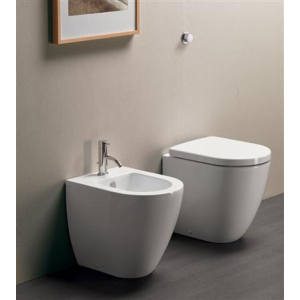 Sanitari Pura filomuro con sedile softclose di Ceramica GSI