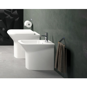 Sanitari Prua filomuro con sedile avvolgente softclose di Ceramica Azzurra