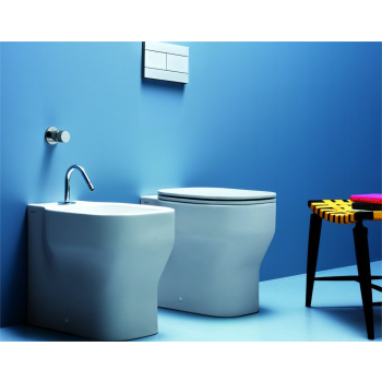 Sanitari a terra filomuro monoblocco Glaze con copriwater frizionato di Ceramica Azzurra