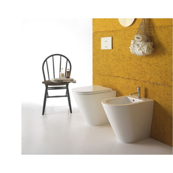 Sanitari Forty3 fillomuro scarico traslato con sedile a chiusura tradizionale di Ceramica Globo