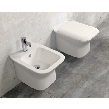 Sanitari Prua sospesi con sedile avvolgente softclose di Ceramica Azzurra