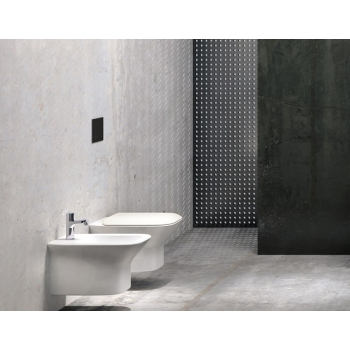 Sanitari Prua sospesi senza brida con sedile avvolgente softclose di Ceramica Azzurra