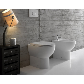 Sanitari 4all filomuro scarico traslato cm. 54x36 con sedile a chiusura tradizionale di Ceramica Globo